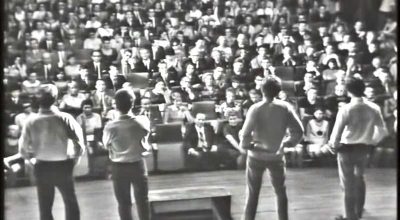 Közönséggyalázás. Fotó: az előadás videófelvételéből kivágva (1966). Forrás: Publikumsbeschimpfung https://www.youtube.com (letöltés: 2018.01.18.)