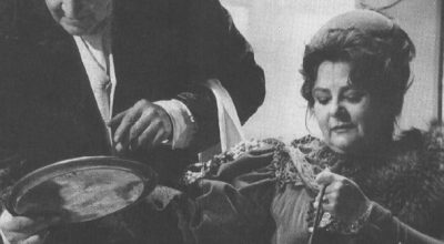Sinkovits Imre (Firsz) és Béres Ilona (Ranyevszkaja). Fotó: Koncz Zsuzsa Forrás: Színház 1992/3.